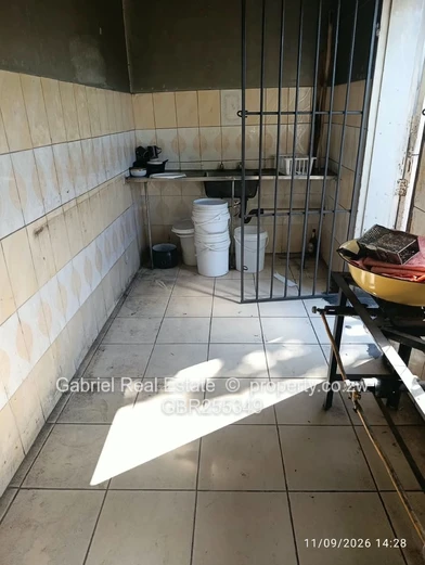 Prime Masvingo CBD Office/flat currently being used as a Driving school, Car wash and restaurant.