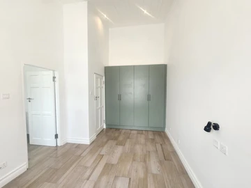 2 Bedroom Flat & Apartment