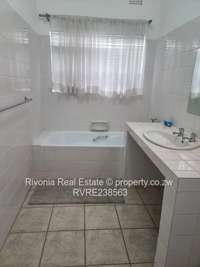 3 Beds Helensvale ,fully furnished garden flat to let 