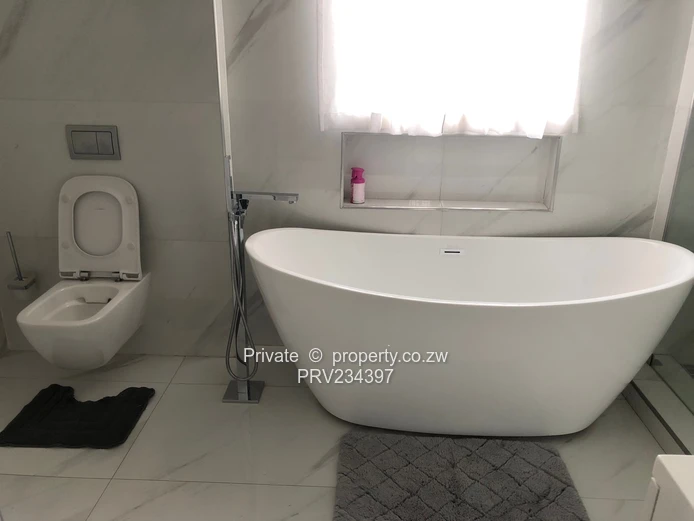 Beautifully Renovated Highlands Townhouse (With Modern Finishings) (Sole Mandate)