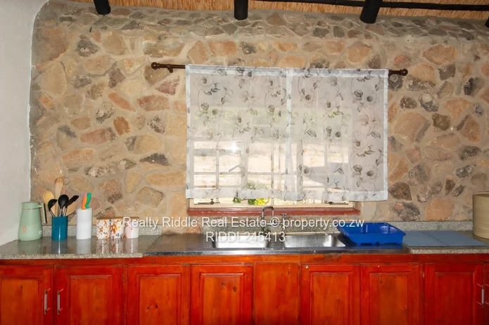 Nyanga Thatched Stone Lodge — Fireplace, AC & Wi-Fi