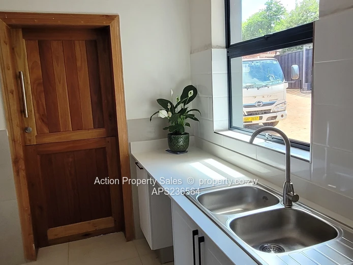 3 Bedroom Townhouse in Highlands - 1st January - $2,200 plus Levy $350 plus Rates