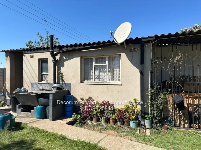3BR Ashdown Park Bungalow — Verandah, Driveway & Flatlet