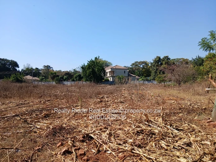 Borrowdale Brooke stand outside boomgate 4000sqm