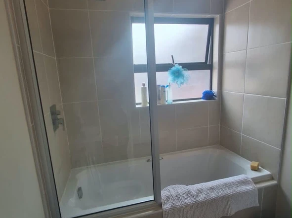 2 Bedroom Flat & Apartment