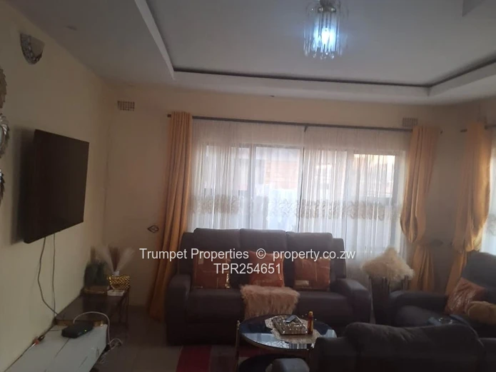 Aspindale Park 4-Bed: Bright Tiled Lounge & Fitted Kitchen