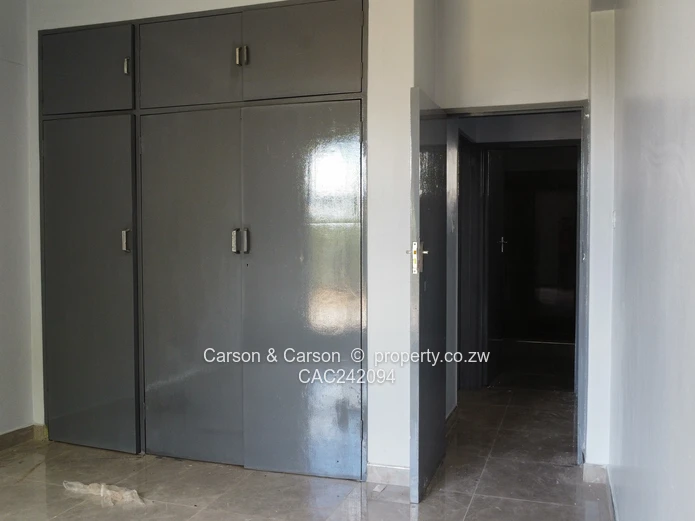 2-Bed Flat in Eastlea: Quiet Courtyard & Borehole (Sole Mandate)