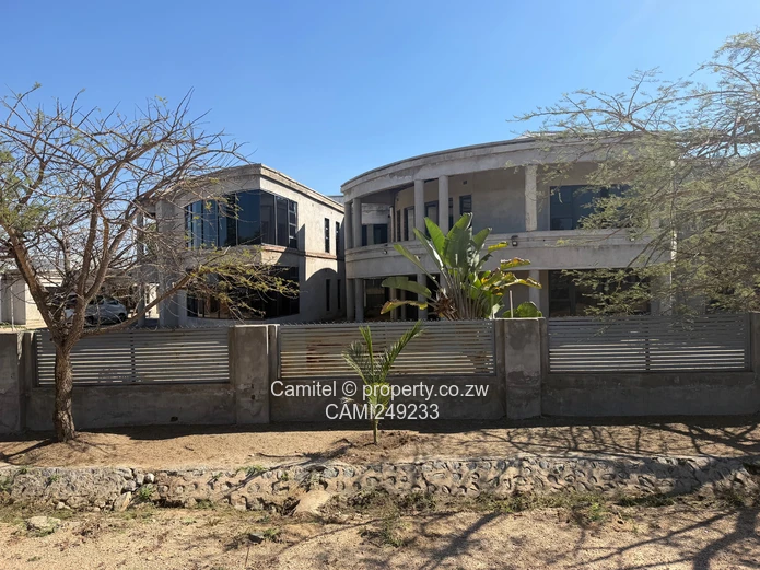 Spacious 6-Bed Arlington Home on 2777m² with Borehole