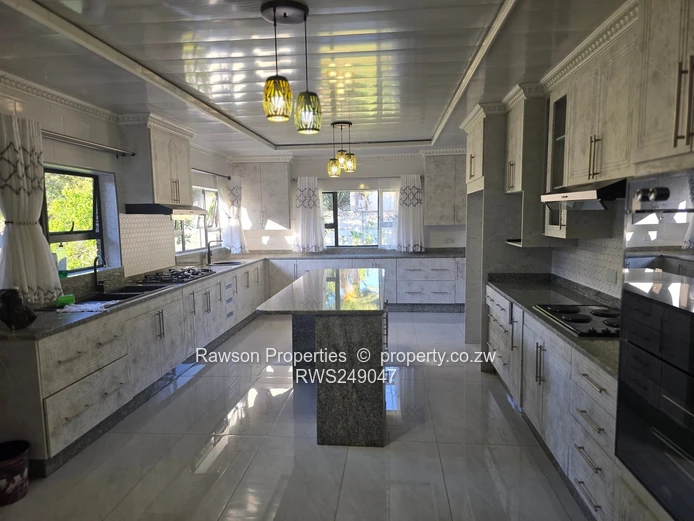 Windsor Park: 5-Bed Brick Home on 2000 m² — Island Kitchen