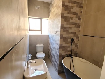 4 Bedroom Flat & Apartment