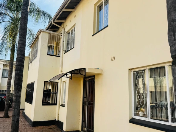 2 Bedroom Flat & Apartment