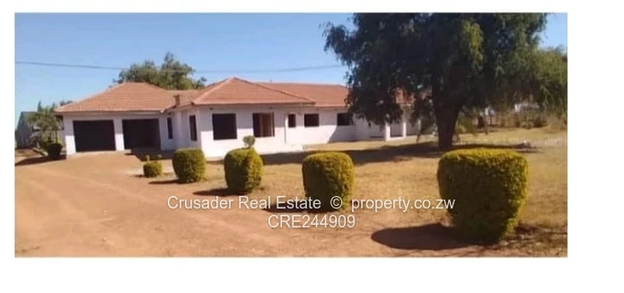 A stunning 1-hectare estate featuring dual residences, perfect for extended family                  