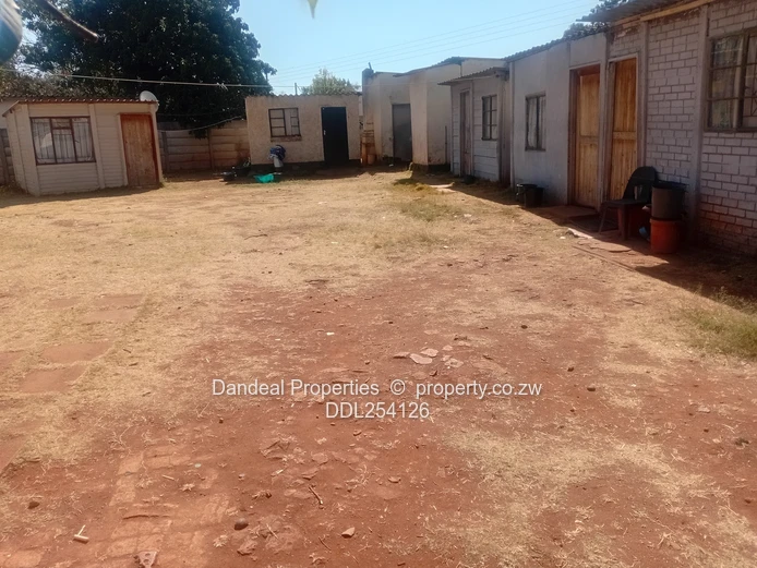 Eastlea Office on 2,500m² — Yard, Parking & Main Road Frontage