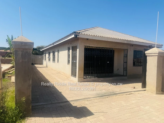 Budiriro 4-Bed House — 3 Baths, Freestanding Tub