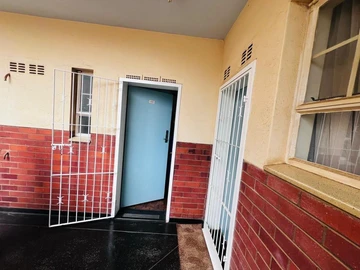 2 Bedroom Flat & Apartment