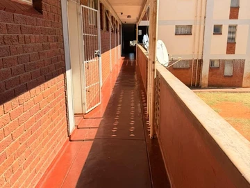 2 Bedroom Flat & Apartment