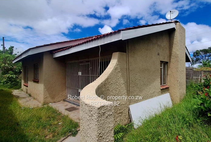 HOUSE FOR SALE in WATERFALLS PROSPECT (IDEAL FOR INVESTMENT) - TAKING NOSTRO