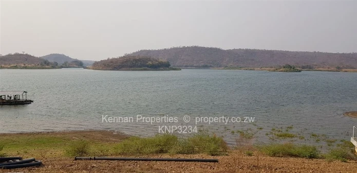 Kingfisher Lodge - Thatched lodge at Msuna Island in Victoria Falls