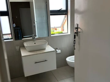 4 Bedroom Flat & Apartment