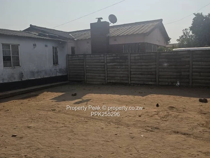 2-Bed Fixer-Upper with Large 380m² Yard in Mbare Deeds available