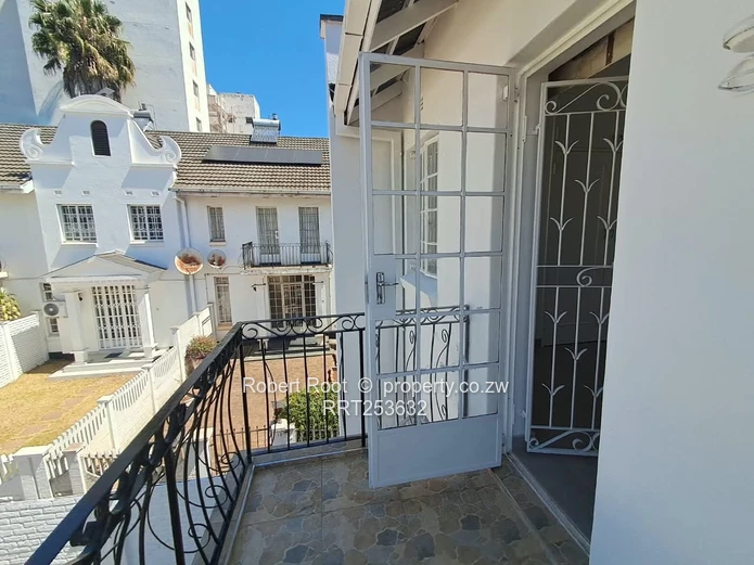 Neat recently renovated 2 bed duplex apartment 