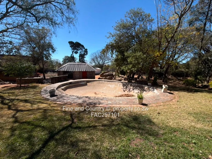 Hillside 5-Bed Home in Brilliant Location