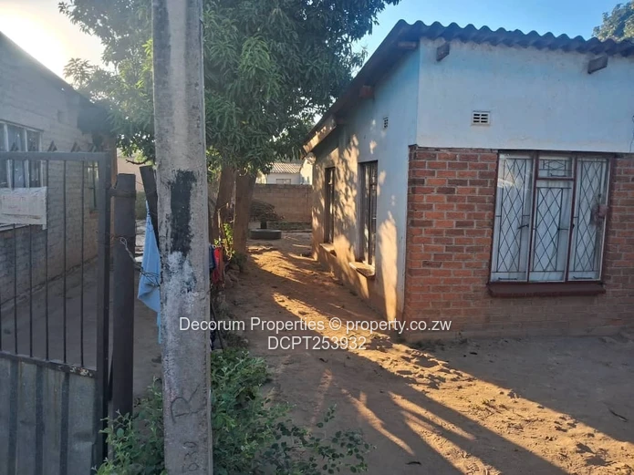 4-Bed Brick Home  in Glen Norah for sale (Sole Mandate)