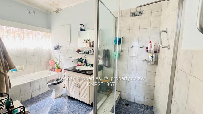 Family home on 4900 sqm of land with good water  (Sole Mandate)