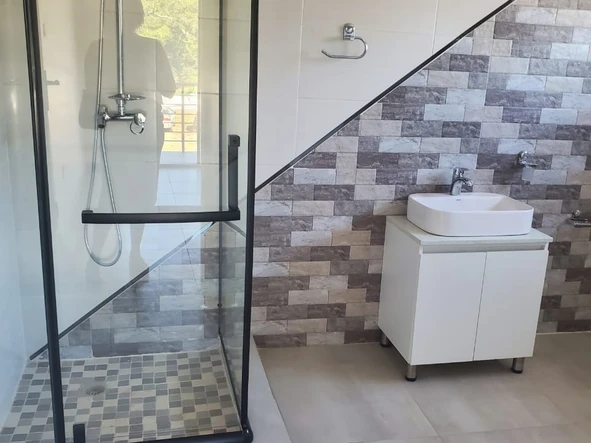 4 Bedroom Flat & Apartment