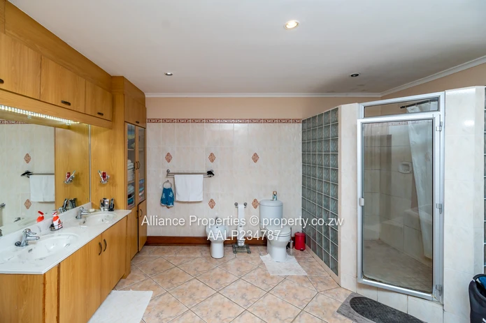 A magnificent opulent family home in Marlbrough (Sole Mandate)