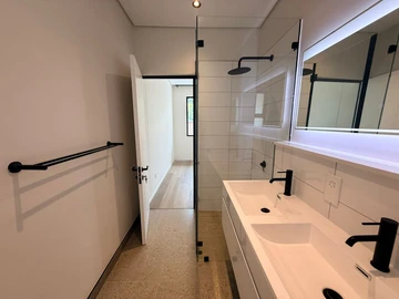 3 Bedroom Flat & Apartment