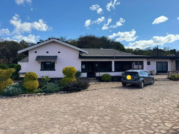6 Bedroomed Guest Lodge in Gwanda For Rental