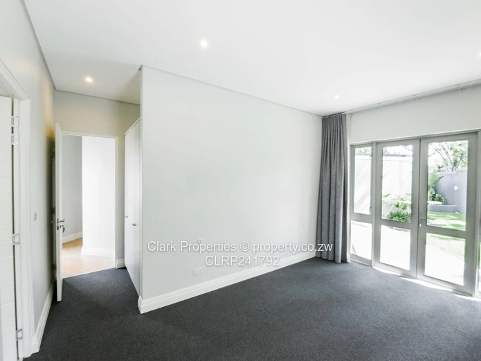 Refined Off-Grid Living in an Exclusive, Upmarket Complex!