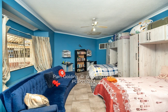 Spacious home walking distance to St Johns College  (Sole Mandate)