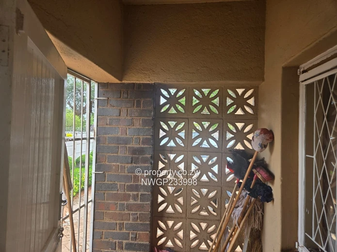 Montrose, Bulawayo South — 3-Bed House on 1600m² with Pool & Borehole