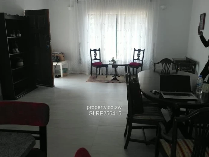 Bright 3-Bed Flat in Greendale North — Walled, Water Tank
