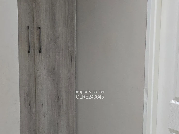 Open-Plan 2-Bed Flat Ashdown Park — Borehole & Yard