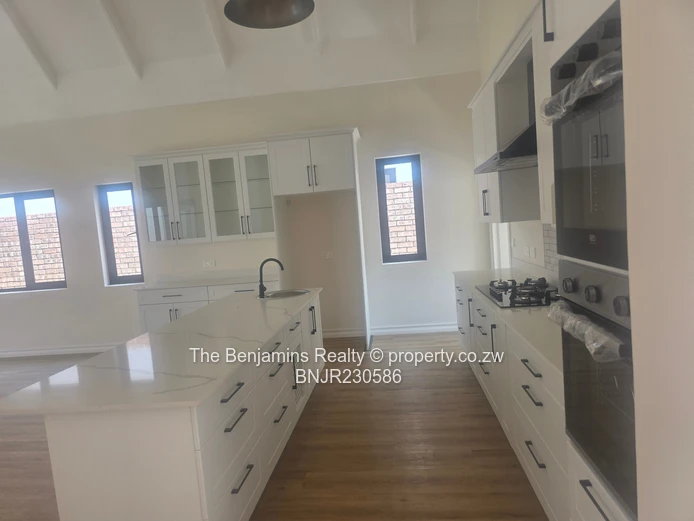 Up Market Townhouse In Pomona/Borrowdale