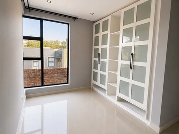 3 Bedroom Flat & Apartment