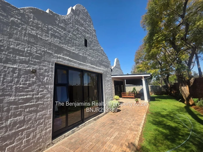 Up Market Townhouse In Newlands