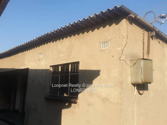 Affordable 2-Roomed Cottage with Verandah in Mainway Meadows