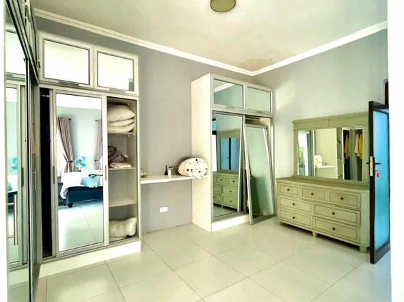 6 Bedroom Flat & Apartment