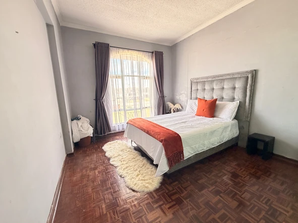 2 Bedroom Flat & Apartment