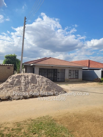 Neat 5beds on 300sqm Budiriro 3
