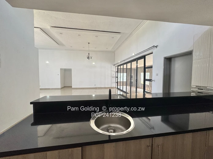 Upmarket Townhouse - Helensvale 