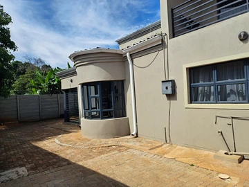 3 Bedroom Flat & Apartment