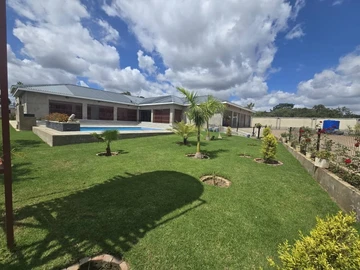 Luxury 4-Bedroom Home with Cottage & Modern Amenities in Burnside