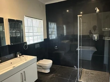 4 Bedroom Flat & Apartment