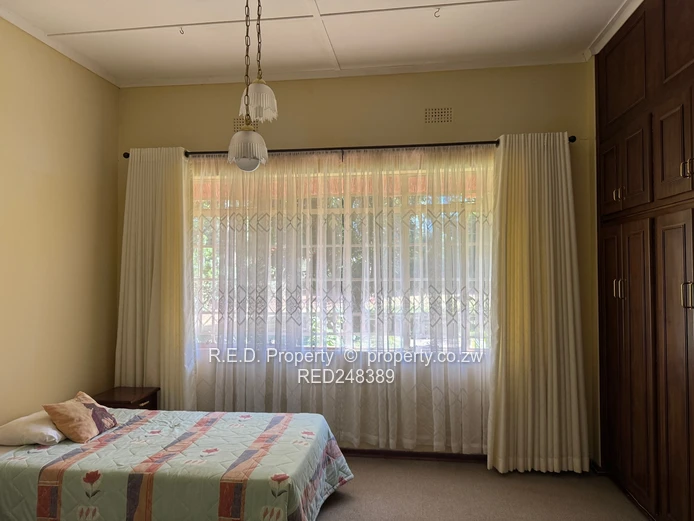 Private Retreat In Douglasdale!