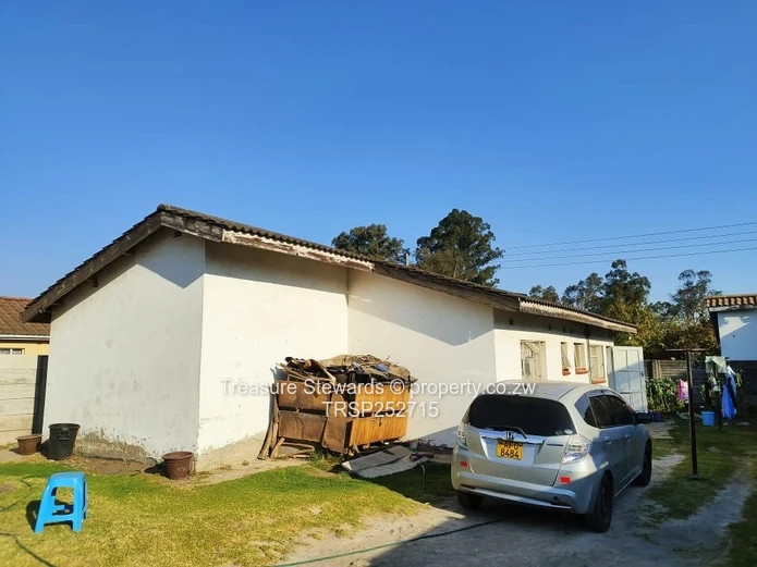 3-Bed Flat in Waterfalls — Walled Yard, Fitted Kitchen & Solar